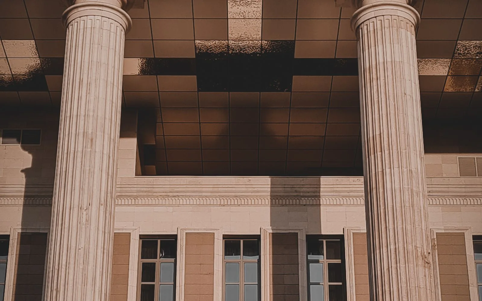 Colunas de um edifício público de arquitetura clássica