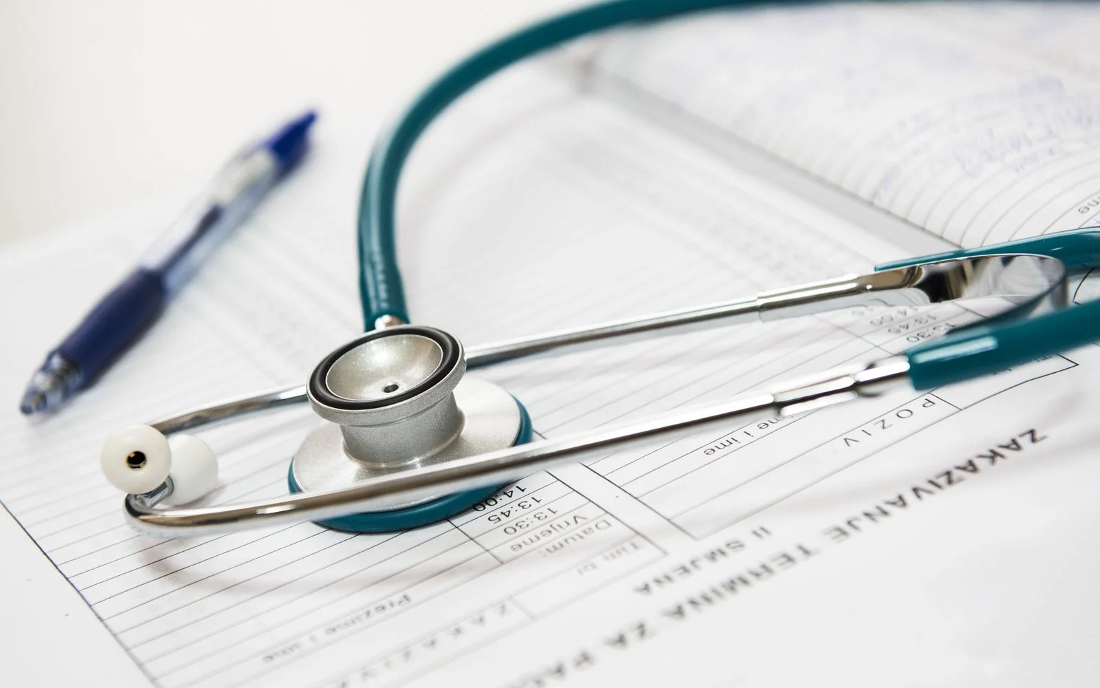 Estetoscópio e caneta sobre um documento médico