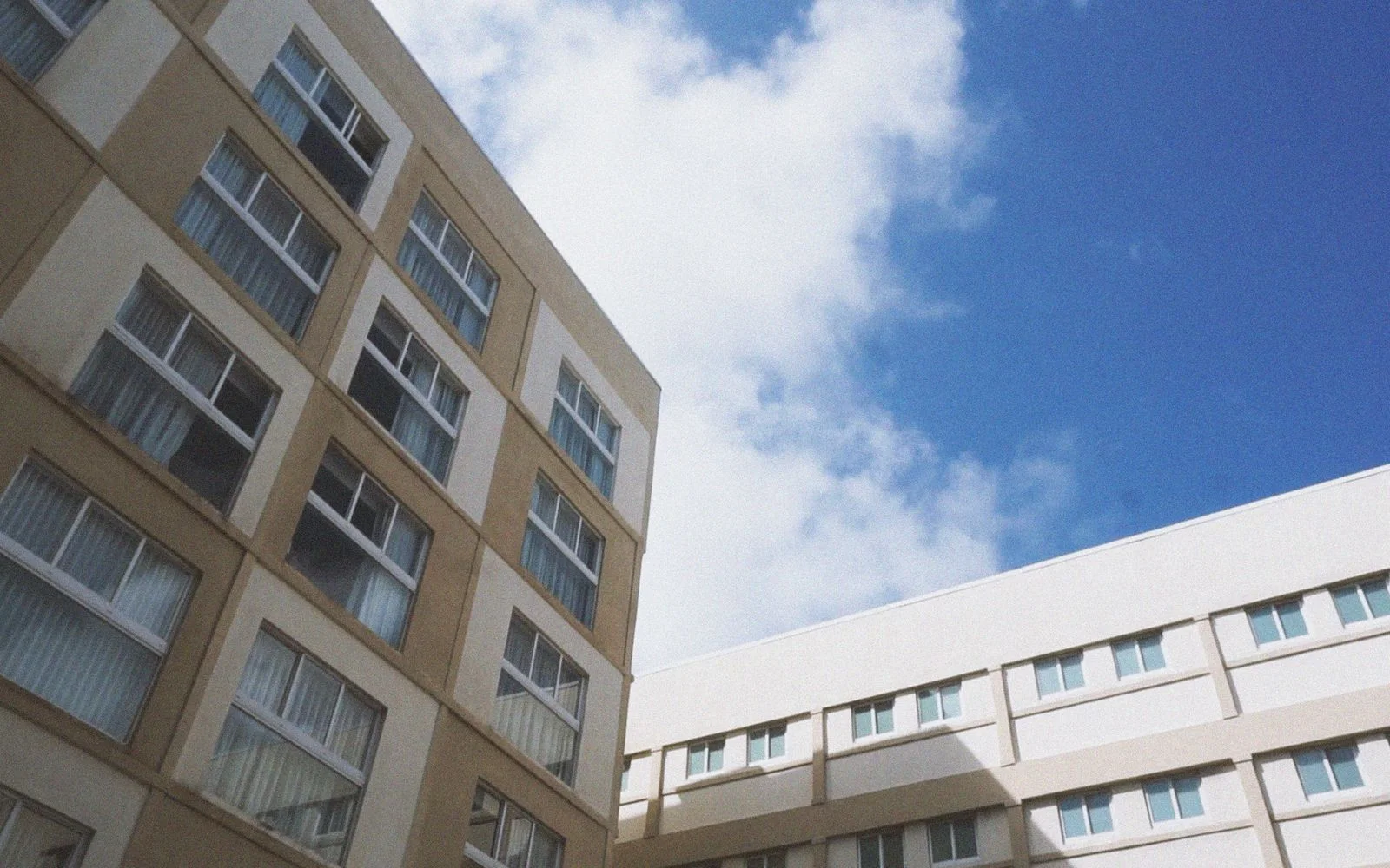 Fachada de edifícios residenciais sob céu azul